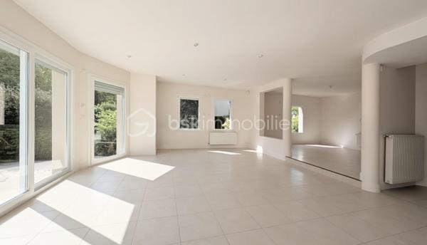 EXCLUSIVITE

Située à Mathieu dans un environnement privilégié au calme absolu, cette propriété d'exception de 196 m² habitables offre des prestations de qualité sur une parcelle superbement arborée de 1 200 m², entièrement close et sans aucun vis-à-vis.

Des volumes baignés de lumière
L'entrée avec rangements s'ouvre sur une pièce de vie magistrale de 64 m² en L, bénéficiant d'une triple exposition. 
La cuisine aménagée, semi-ouverte, complète cet espace de réception. 
Le rez-de-chaussée, intégralement accessible, dispose également d'un wc indépendant et d'une chambre avec sa salle d'eau privative.

*Un étage raffiné*
Un bel escalier en pierre naturelle mène à une mezzanine dédiée au bureau, desservant trois chambres, une salle de douche, un WC indépendant, ainsi qu'une vaste suite parentale avec salle de bain et WC privatifs.

Extérieurs et sous-sol
Le jardin principal et la terrasse sont orientés plein Sud, garantissant un ensoleillement optimal en toute intimité. Le sous-sol complet de 115 m² propose un garage, une buanderie et une pièce de 47 m² modulable selon vos projets.

Le confort technique
La maison dispose d'un adoucisseur d'eau, d'une aspiration centralisée, d'une surveillance vidéo et d'une sécurisation totale par portail et portillon.
Une demeure rare, bien isolée ( DPE en C ) , conjuguant confort moderne et sérénité aux portes de la Côte de Nacre.

N'attendez plus et contactez moi pour en savoir plus.