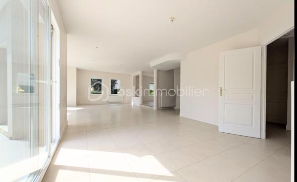 EXCLUSIVITE

Située à Mathieu dans un environnement privilégié au calme absolu, cette propriété d'exception de 196 m² habitables offre des prestations de qualité sur une parcelle superbement arborée de 1 200 m², entièrement close et sans aucun vis-à-vis.

Des volumes baignés de lumière
L'entrée avec rangements s'ouvre sur une pièce de vie magistrale de 64 m² en L, bénéficiant d'une triple exposition. 
La cuisine aménagée, semi-ouverte, complète cet espace de réception. 
Le rez-de-chaussée, intégralement accessible, dispose également d'un wc indépendant et d'une chambre avec sa salle d'eau privative.

*Un étage raffiné*
Un bel escalier en pierre naturelle mène à une mezzanine dédiée au bureau, desservant trois chambres, une salle de douche, un WC indépendant, ainsi qu'une vaste suite parentale avec salle de bain et WC privatifs.

Extérieurs et sous-sol
Le jardin principal et la terrasse sont orientés plein Sud, garantissant un ensoleillement optimal en toute intimité. Le sous-sol complet de 115 m² propose un garage, une buanderie et une pièce de 47 m² modulable selon vos projets.

Le confort technique
La maison dispose d'un adoucisseur d'eau, d'une aspiration centralisée, d'une surveillance vidéo et d'une sécurisation totale par portail et portillon.
Une demeure rare, bien isolée ( DPE en C ) , conjuguant confort moderne et sérénité aux portes de la Côte de Nacre.

N'attendez plus et contactez moi pour en savoir plus.