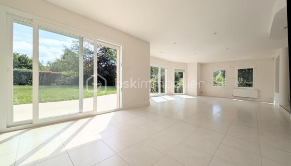 EXCLUSIVITE

Située à Mathieu dans un environnement privilégié au calme absolu, cette propriété d'exception de 196 m² habitables offre des prestations de qualité sur une parcelle superbement arborée de 1 200 m², entièrement close et sans aucun vis-à-vis.

Des volumes baignés de lumière
L'entrée avec rangements s'ouvre sur une pièce de vie magistrale de 64 m² en L, bénéficiant d'une triple exposition. 
La cuisine aménagée, semi-ouverte, complète cet espace de réception. 
Le rez-de-chaussée, intégralement accessible, dispose également d'un wc indépendant et d'une chambre avec sa salle d'eau privative.

*Un étage raffiné*
Un bel escalier en pierre naturelle mène à une mezzanine dédiée au bureau, desservant trois chambres, une salle de douche, un WC indépendant, ainsi qu'une vaste suite parentale avec salle de bain et WC privatifs.

Extérieurs et sous-sol
Le jardin principal et la terrasse sont orientés plein Sud, garantissant un ensoleillement optimal en toute intimité. Le sous-sol complet de 115 m² propose un garage, une buanderie et une pièce de 47 m² modulable selon vos projets.

Le confort technique
La maison dispose d'un adoucisseur d'eau, d'une aspiration centralisée, d'une surveillance vidéo et d'une sécurisation totale par portail et portillon.
Une demeure rare, bien isolée ( DPE en C ) , conjuguant confort moderne et sérénité aux portes de la Côte de Nacre.

N'attendez plus et contactez moi pour en savoir plus.