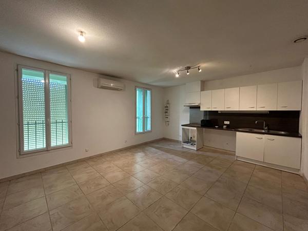 MARGUERITTES - Appartement de type 3 pièces climatisé de 77 ² comprenant au RDC une entrée et une cave. ...