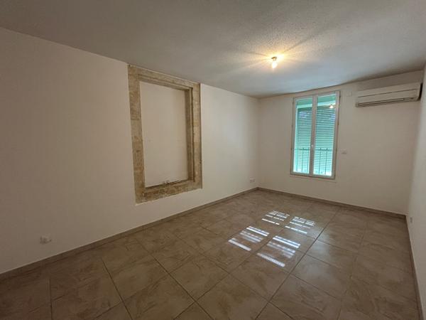 MARGUERITTES - Appartement de type 3 pièces climatisé de 77 ² comprenant au RDC une entrée et une cave. ...