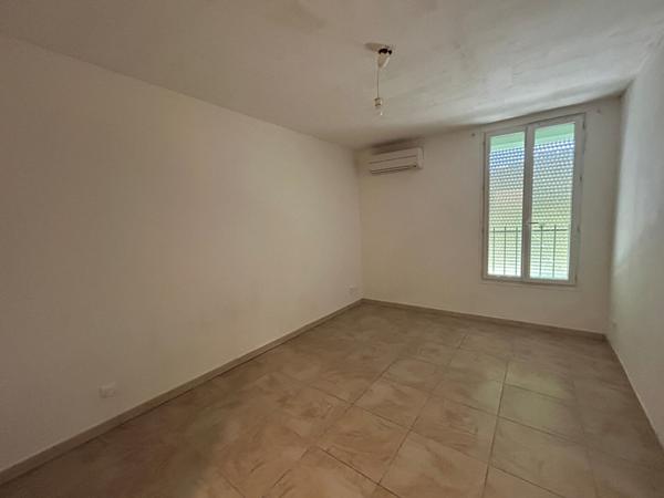 MARGUERITTES - Appartement de type 3 pièces climatisé de 77 ² comprenant au RDC une entrée et une cave. ...