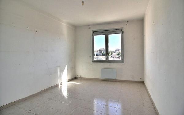 Appartement à vendre    3 pièces • 70 m2 Marseille 1