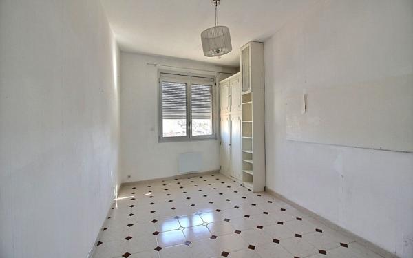 Appartement à vendre    3 pièces • 70 m2 Marseille 1