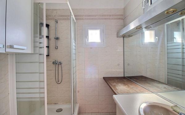 Appartement à vendre    3 pièces • 70 m2 Marseille 1