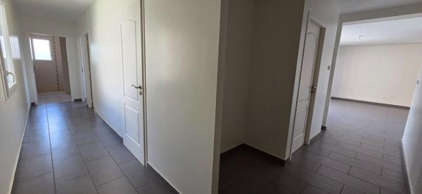 T3 de 76m², 2 chambres, terrasse, ascenseur parking, cave,