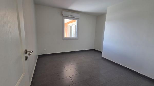 T3 de 76m², 2 chambres, terrasse, ascenseur parking, cave,