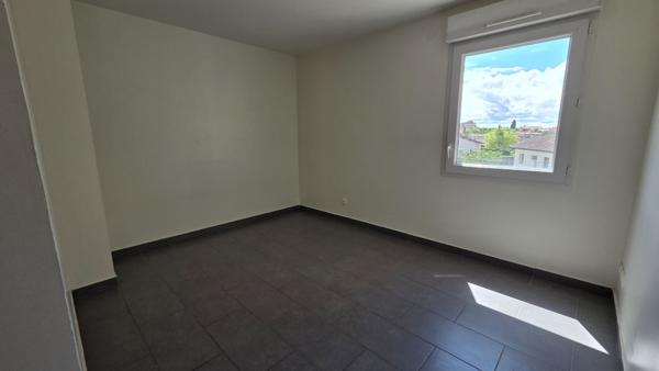T3 de 76m², 2 chambres, terrasse, ascenseur parking, cave,