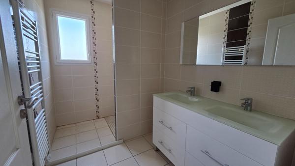 T3 de 76m², 2 chambres, terrasse, ascenseur parking, cave,