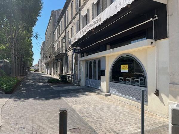 Angoulême champs de mars, bar, restaurant, brasserie environ 300 m² avec licence IV et terrasse