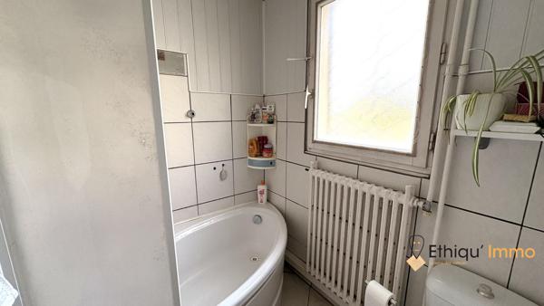 Maison de village et sa piscine semi-enterrée