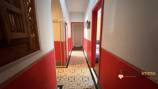Maison de village et sa piscine semi-enterrée
