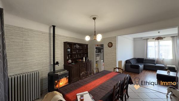 Maison de village et sa piscine semi-enterrée