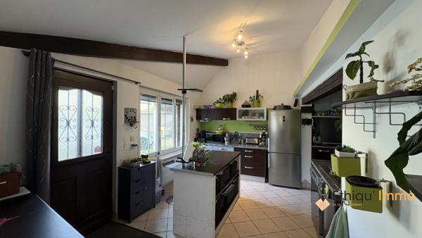 Maison de village et sa piscine semi-enterrée