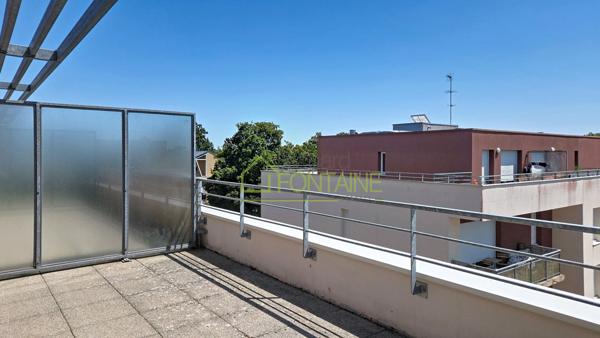 Appartement T2 en dernier étage avec grande terrasse et garage femé en sous-sol