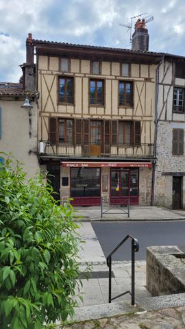 Immeuble avec  1 fond commercial et 2 appartements