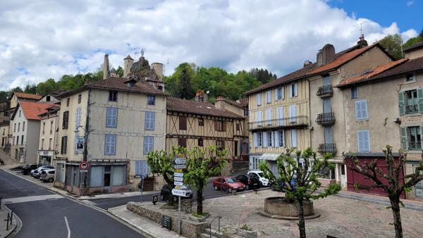 Immeuble avec  1 fond commercial et 2 appartements