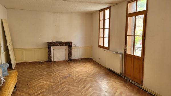 Immeuble avec  1 fond commercial et 2 appartements