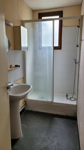 Immeuble avec  1 fond commercial et 2 appartements