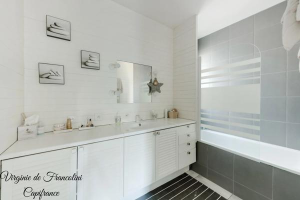 Sucy-en-Brie, Maison d'exception, parcelle de 800m², 259m² au sol, 4 chambres, 3 terrasses, jardin, garage, sous-sol