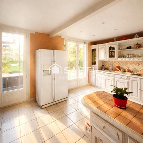 Maison de charme type mini-château à Montévrain, grands volumes et terrain de 1 167 m² à deux pas du Val d’Europe.