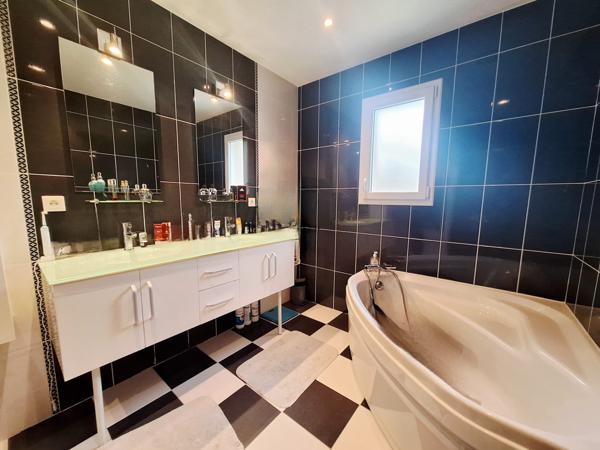 Beaumont saint-cyr (86490) Maison 2012 – 3 chambres – 2 garages – Beaumont / Saint-Cyr