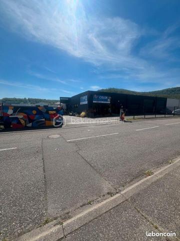 Local d'activités de 941,60 m²