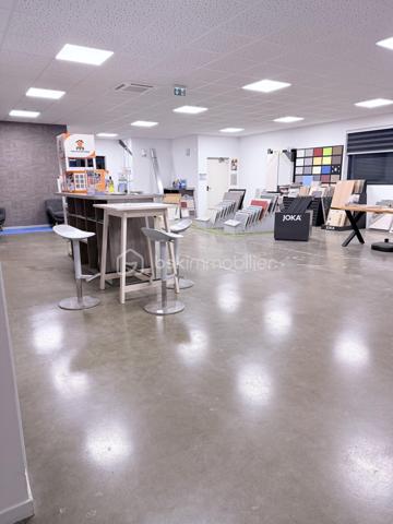 Local d'activités de 941,60 m²