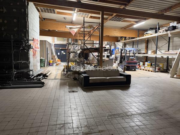 Local d'activités de 941,60 m²