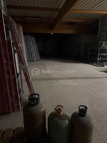 Local d'activités de 941,60 m²