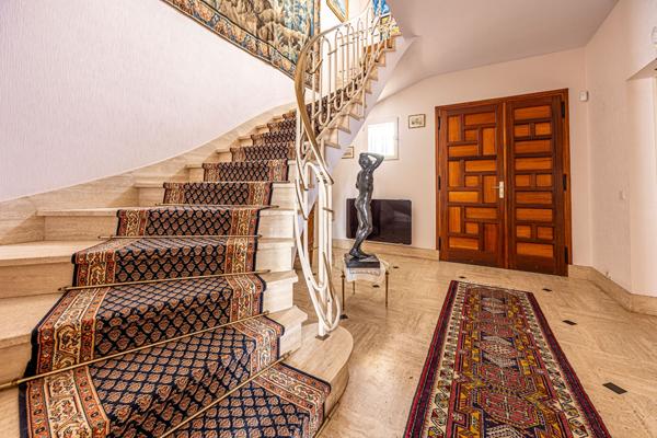 Emplacement d'exception pour cette villa  VUE  MER de 230 m2 avec piscine