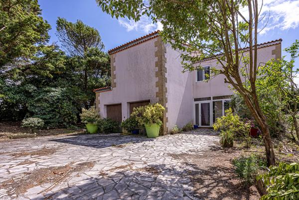 Emplacement d'exception pour cette villa  VUE  MER de 230 m2 avec piscine