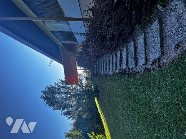 Ensemble atypique composé d'une maison d'architècte, d'une maison indépendante et d'un terrrain.