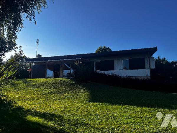 Ensemble atypique composé d'une maison d'architècte, d'une maison indépendante et d'un terrrain.