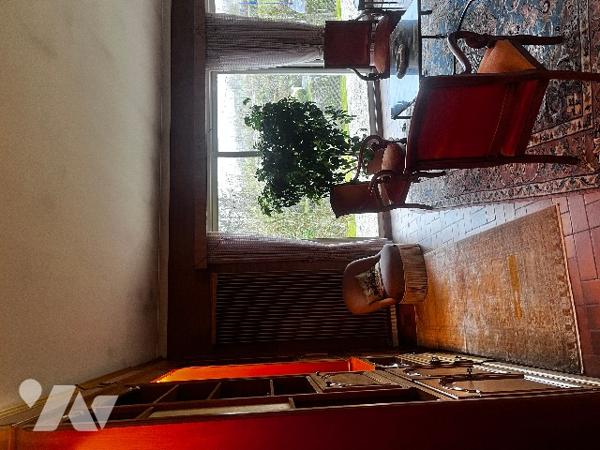 Ensemble atypique composé d'une maison d'architècte, d'une maison indépendante et d'un terrrain.