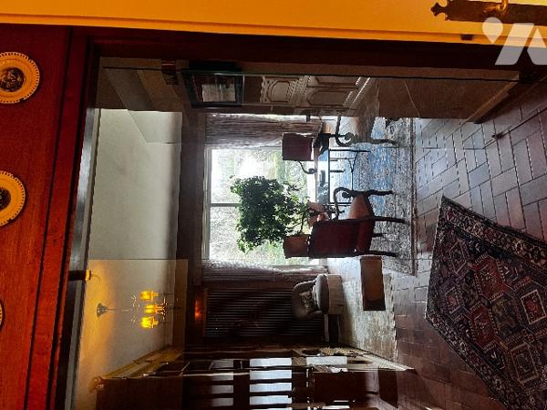 Ensemble atypique composé d'une maison d'architècte, d'une maison indépendante et d'un terrrain.