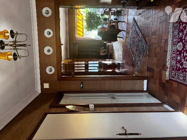 Ensemble atypique composé d'une maison d'architècte, d'une maison indépendante et d'un terrrain.