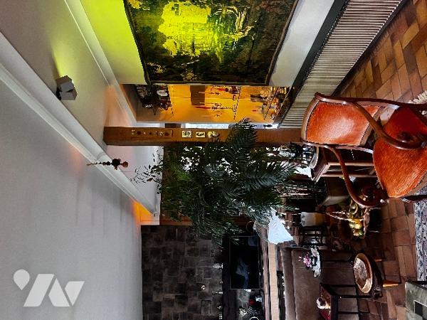 Ensemble atypique composé d'une maison d'architècte, d'une maison indépendante et d'un terrrain.