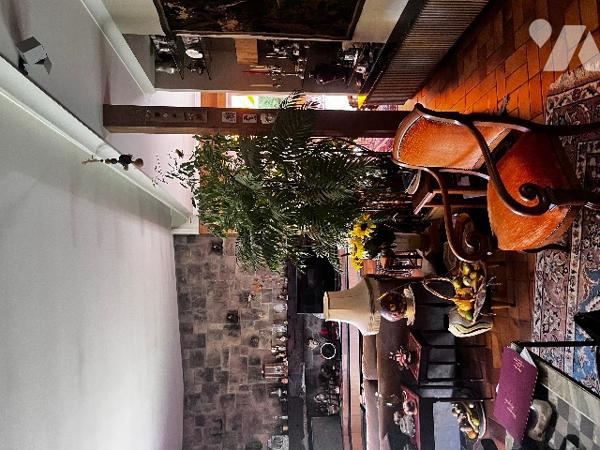 Ensemble atypique composé d'une maison d'architècte, d'une maison indépendante et d'un terrrain.