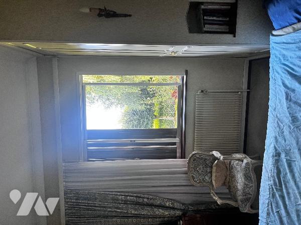 Ensemble atypique composé d'une maison d'architècte, d'une maison indépendante et d'un terrrain.