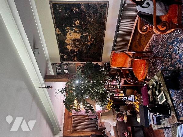 Ensemble atypique composé d'une maison d'architècte, d'une maison indépendante et d'un terrrain.