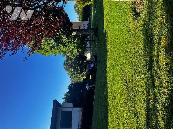 Ensemble atypique composé d'une maison d'architècte, d'une maison indépendante et d'un terrrain.