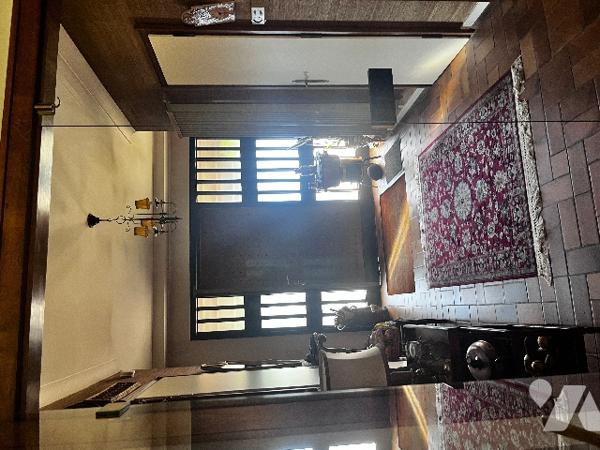 Ensemble atypique composé d'une maison d'architècte, d'une maison indépendante et d'un terrrain.