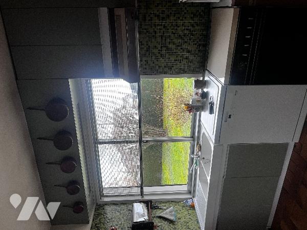 Ensemble atypique composé d'une maison d'architècte, d'une maison indépendante et d'un terrrain.