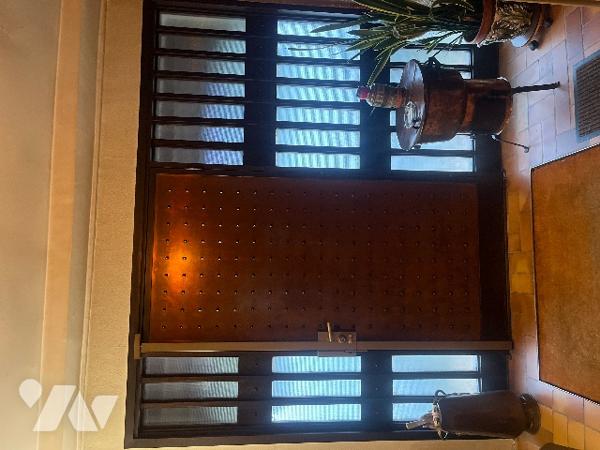 Ensemble atypique composé d'une maison d'architècte, d'une maison indépendante et d'un terrrain.