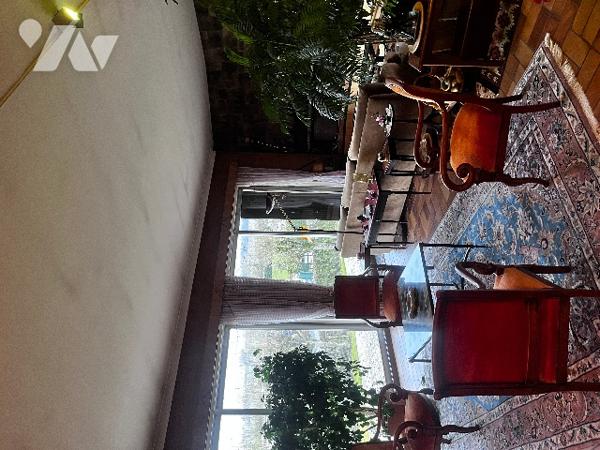 Ensemble atypique composé d'une maison d'architècte, d'une maison indépendante et d'un terrrain.