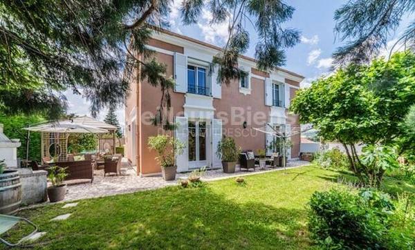 Baisse de prix à saisir : Magnifique villa 175m² habitables avec piscine sur 990m² de terrain secteur residentiel