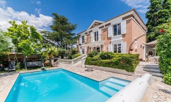 Baisse de prix à saisir : Magnifique villa 175m² habitables avec piscine sur 990m² de terrain secteur residentiel