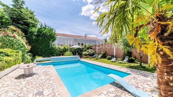 Baisse de prix à saisir : Magnifique villa 175m² habitables avec piscine sur 990m² de terrain secteur residentiel