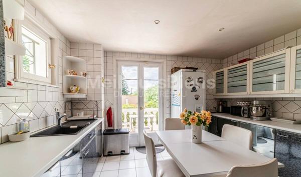 Baisse de prix à saisir : Magnifique villa 175m² habitables avec piscine sur 990m² de terrain secteur residentiel